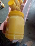 黄色罐装物品展示