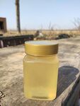 户外石面上的蜂蜜玻璃瓶