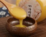 天然蜂蜜从勺缓缓流入碗中