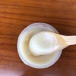 木勺舀取容器中的白色膏体