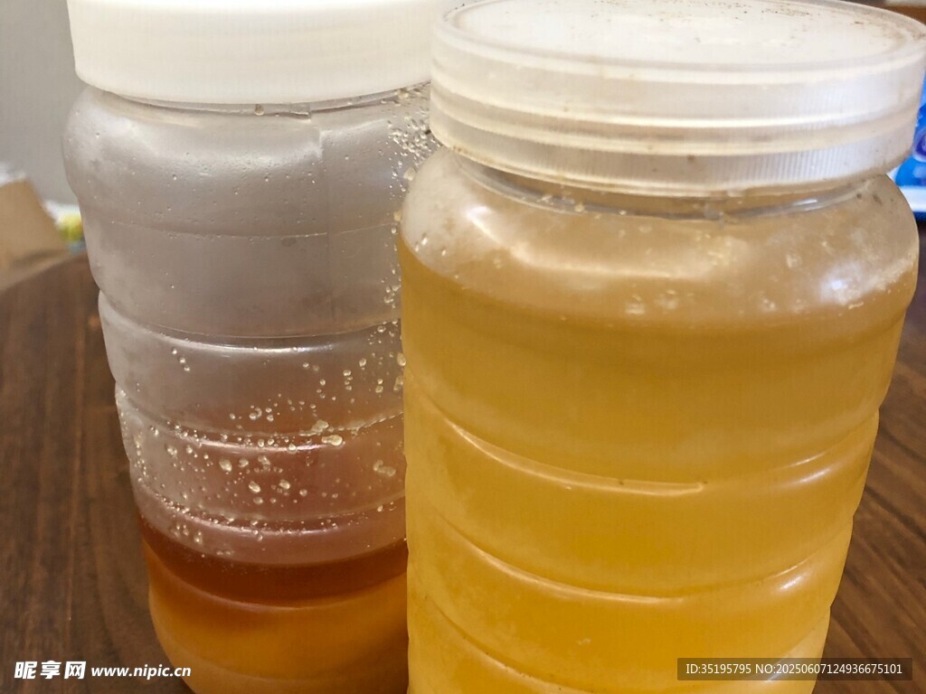 两罐蜂蜜展示