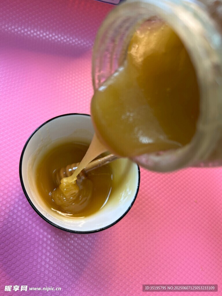 蜂蜜倒入小碗中