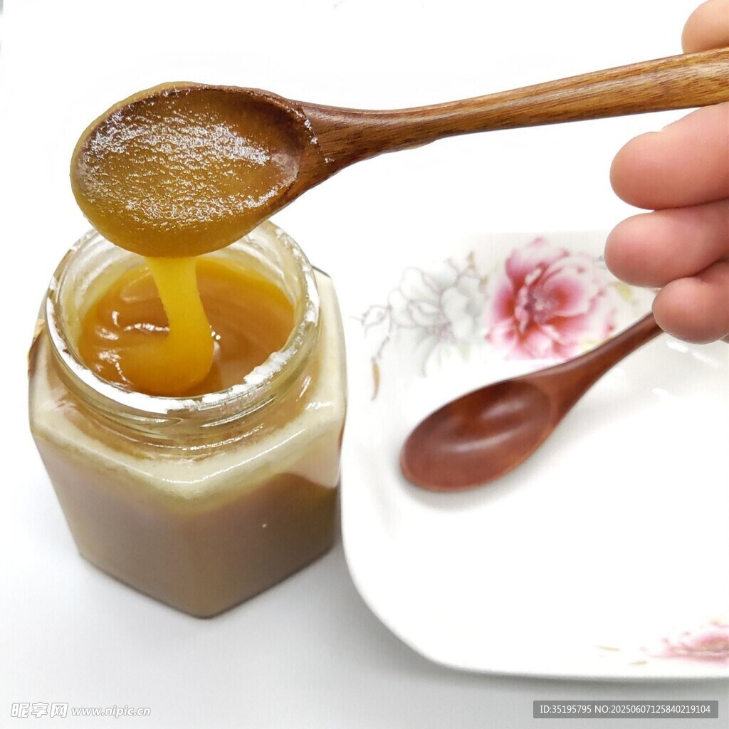 蜂蜜从勺倒入罐的瞬间