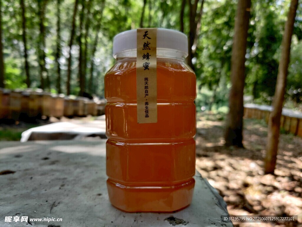 户外木桌上的蜂蜜容器