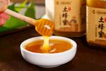 土蜂蜜缓缓倒入白瓷碗中