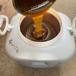 蜂蜜倒入容器瞬间