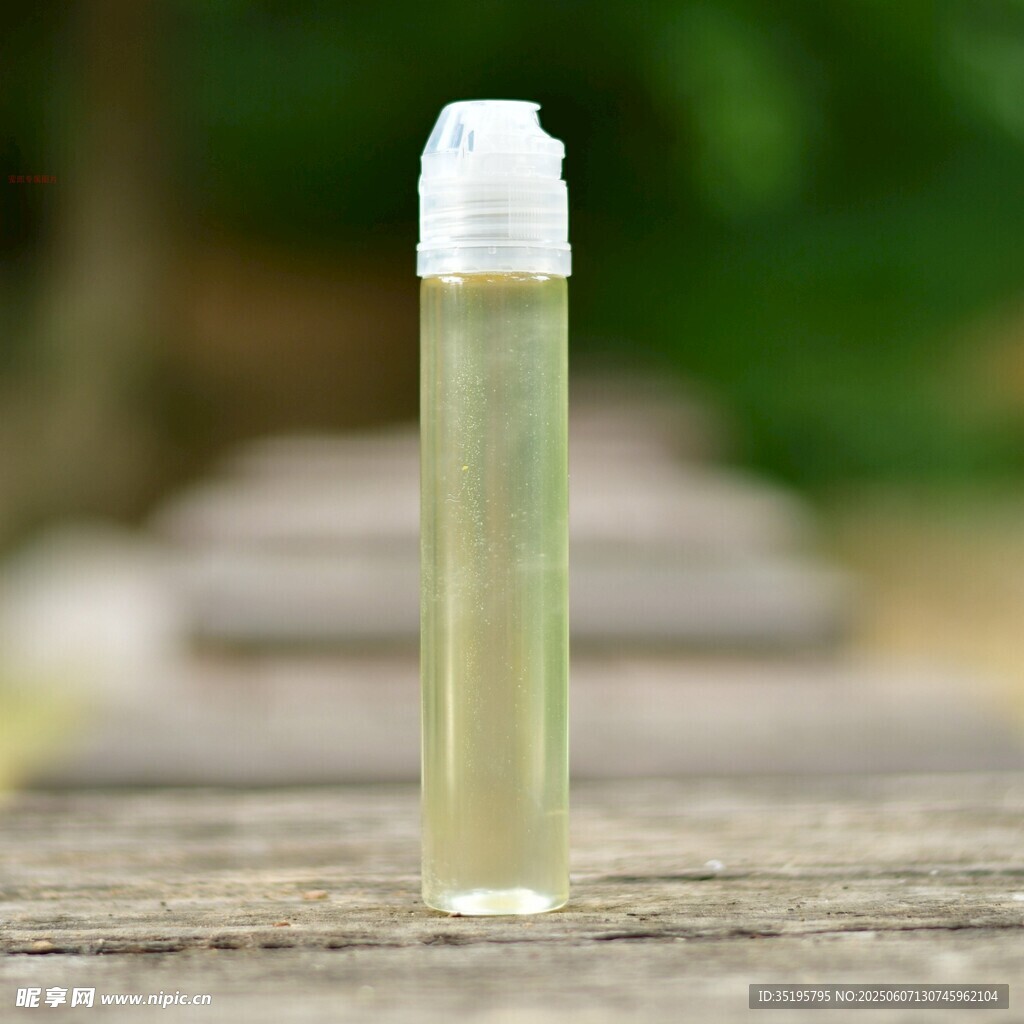 小瓶香水置于木质表面