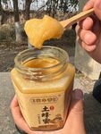 天然农家蜂蜜罐中舀取
