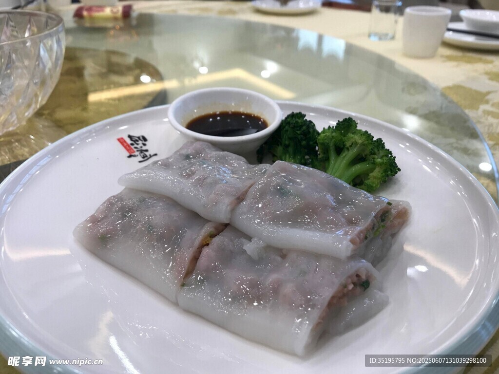 美味肠粉配蘸料与蔬菜