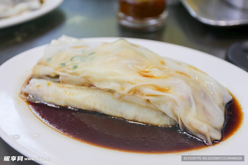 美味肠粉摆于盘中