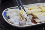 美味肠粉被筷子夹起
