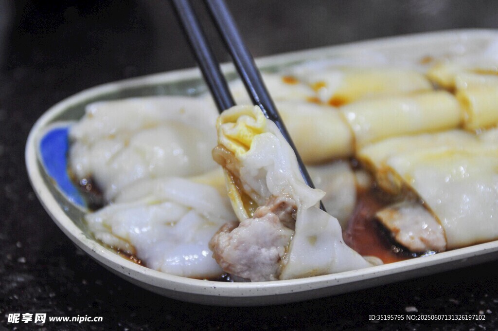 美味肠粉被筷子夹起