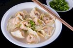美味馄饨配葱花与筷子