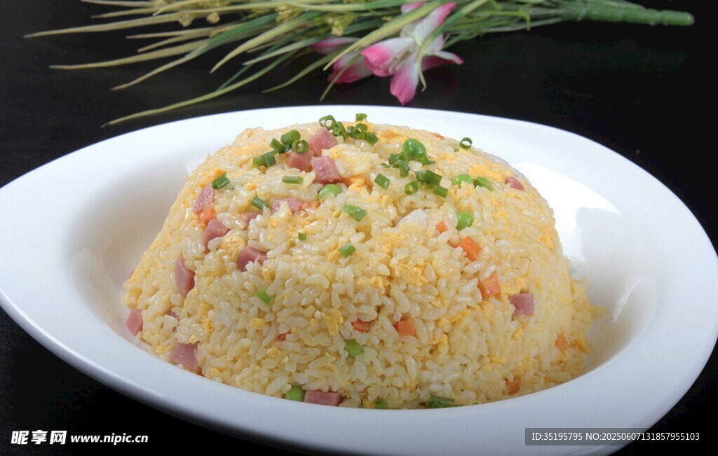 美味蛋炒饭摆于白盘