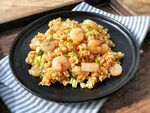 美味虾仁炒饭装盘展示