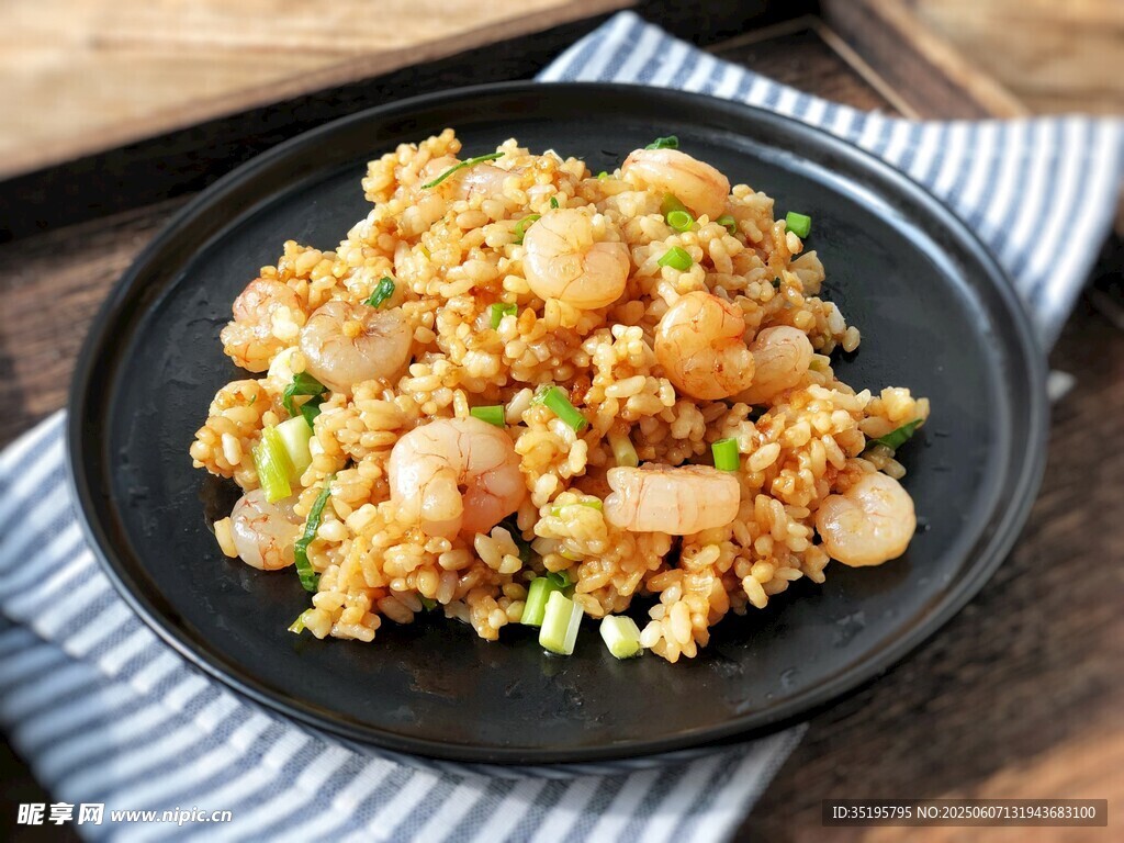 美味虾仁炒饭装盘展示