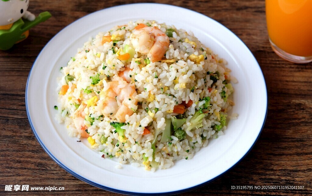 美味虾仁炒饭摆于桌前