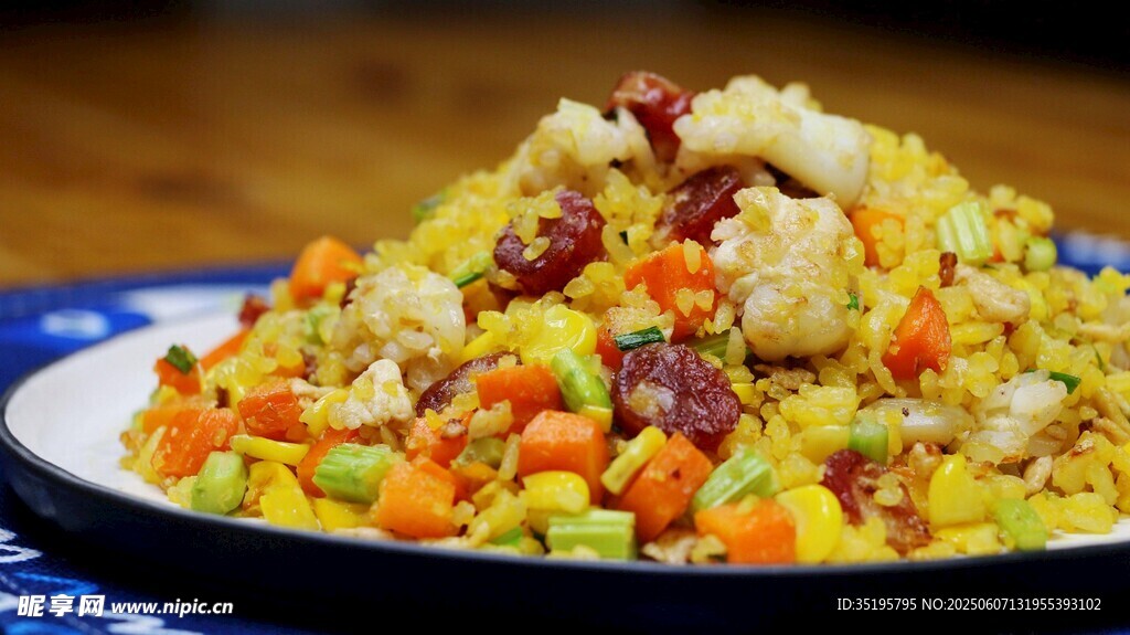 美味多彩蔬菜虾仁炒饭