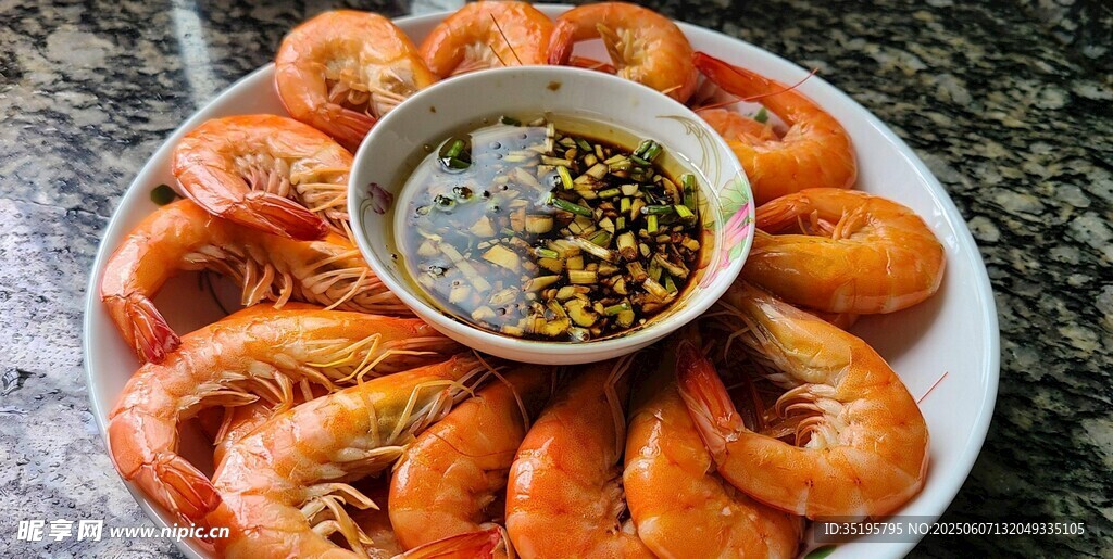 美味鲜虾配特色蘸料
