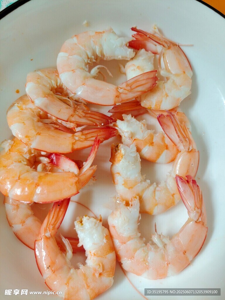 白盘上的鲜嫩美味虾
