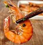 美味大虾被筷子夹起