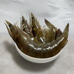 白碗中装着的新鲜大虾