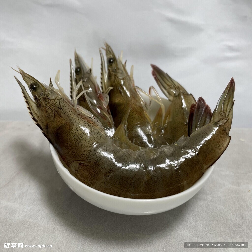 白碗中装着的新鲜大虾