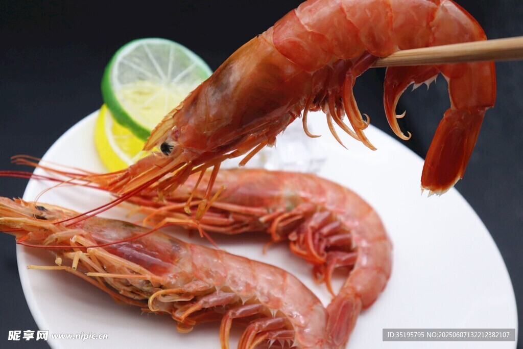 鲜美食材柠檬配大虾