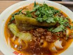 美味肉酱米线配青菜香菜