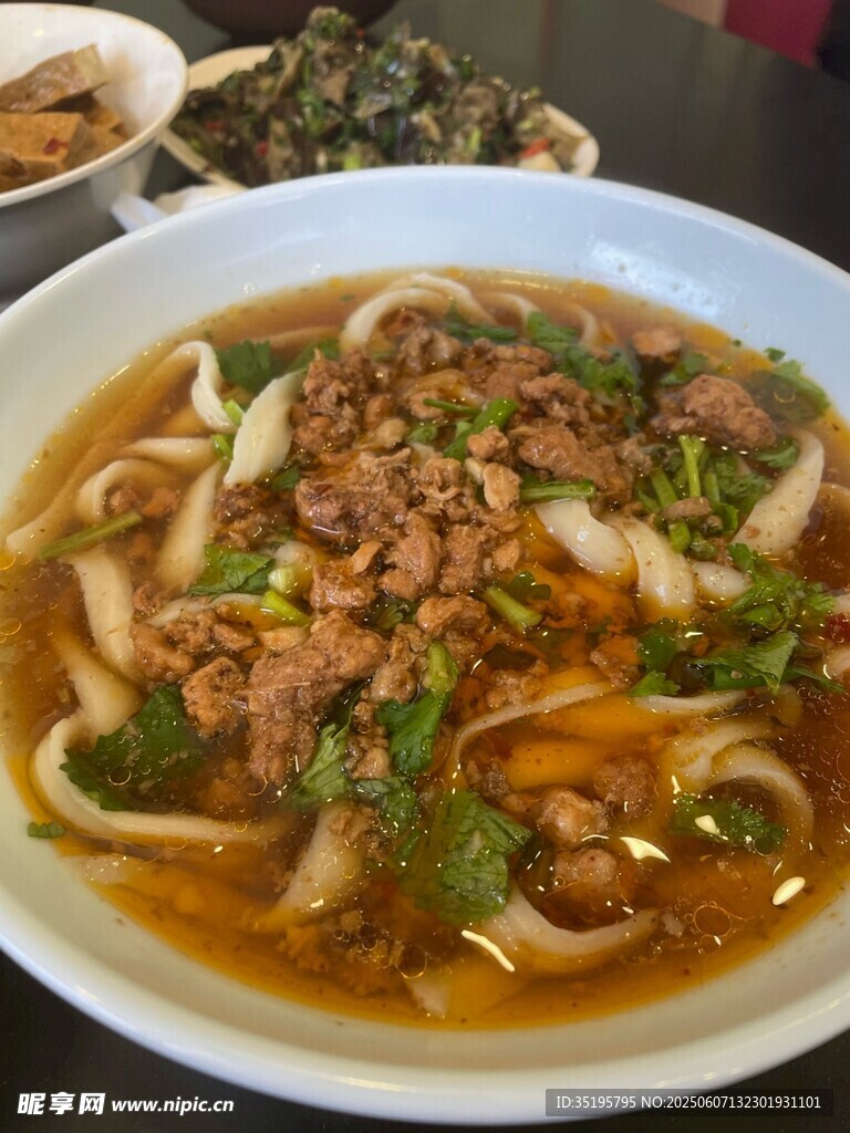 美味肉酱米线诱人呈现