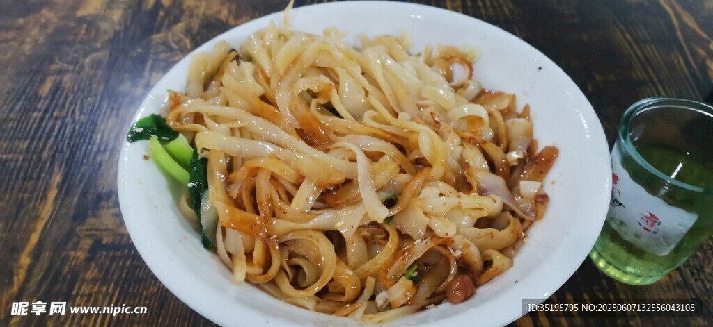 美味炒面摆于白色盘中
