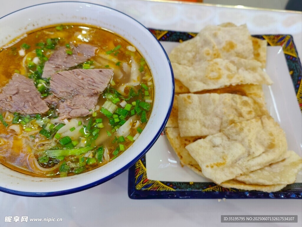 牛肉汤配饼 美味早餐