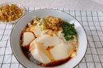 美味豆腐脑配香脆佐料