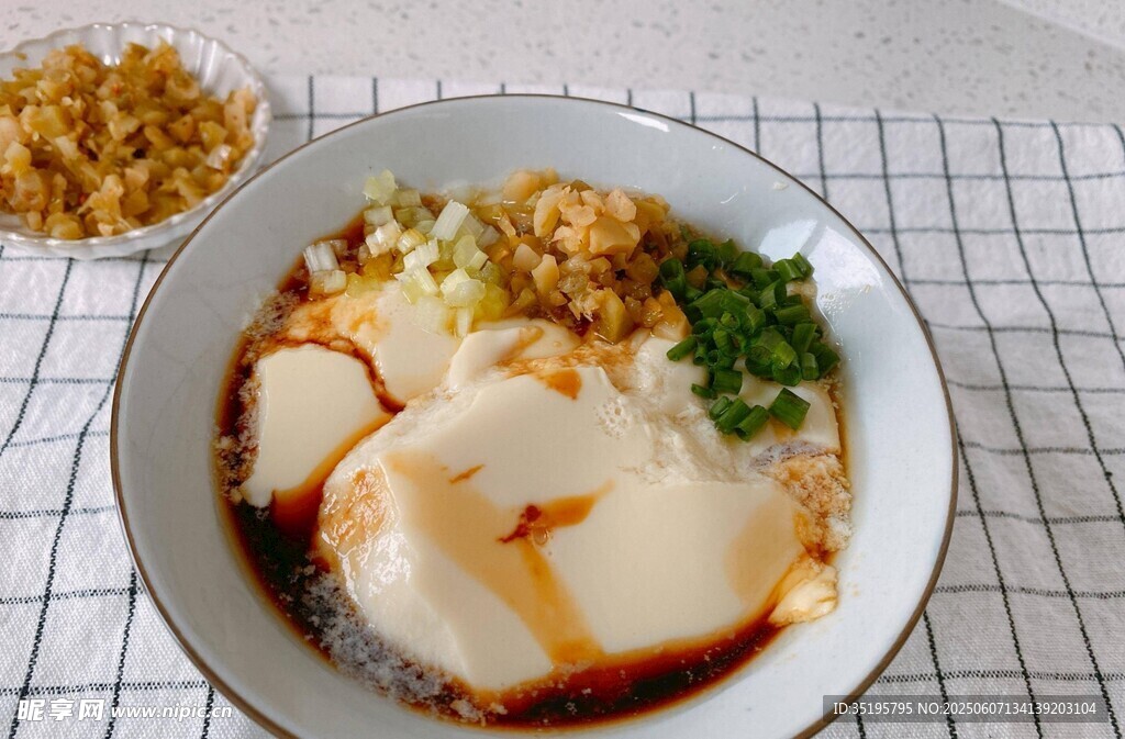 美味豆腐脑配香脆佐料