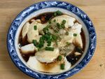 青花瓷碗中的美味豆腐脑
