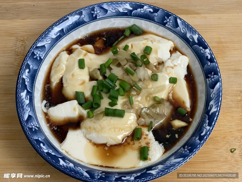 青花瓷碗中的美味豆腐脑