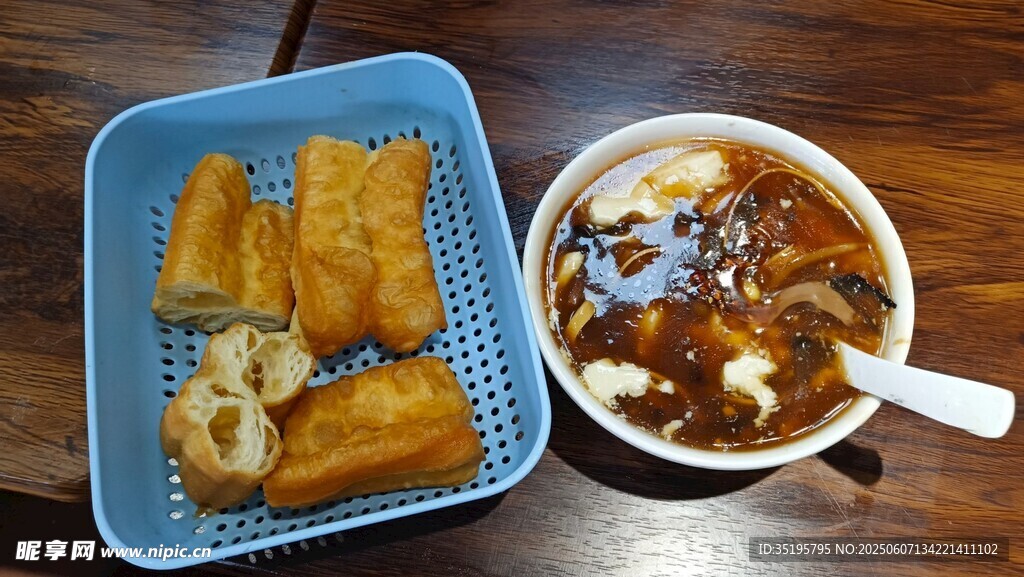炸物与甜汤的美味组合