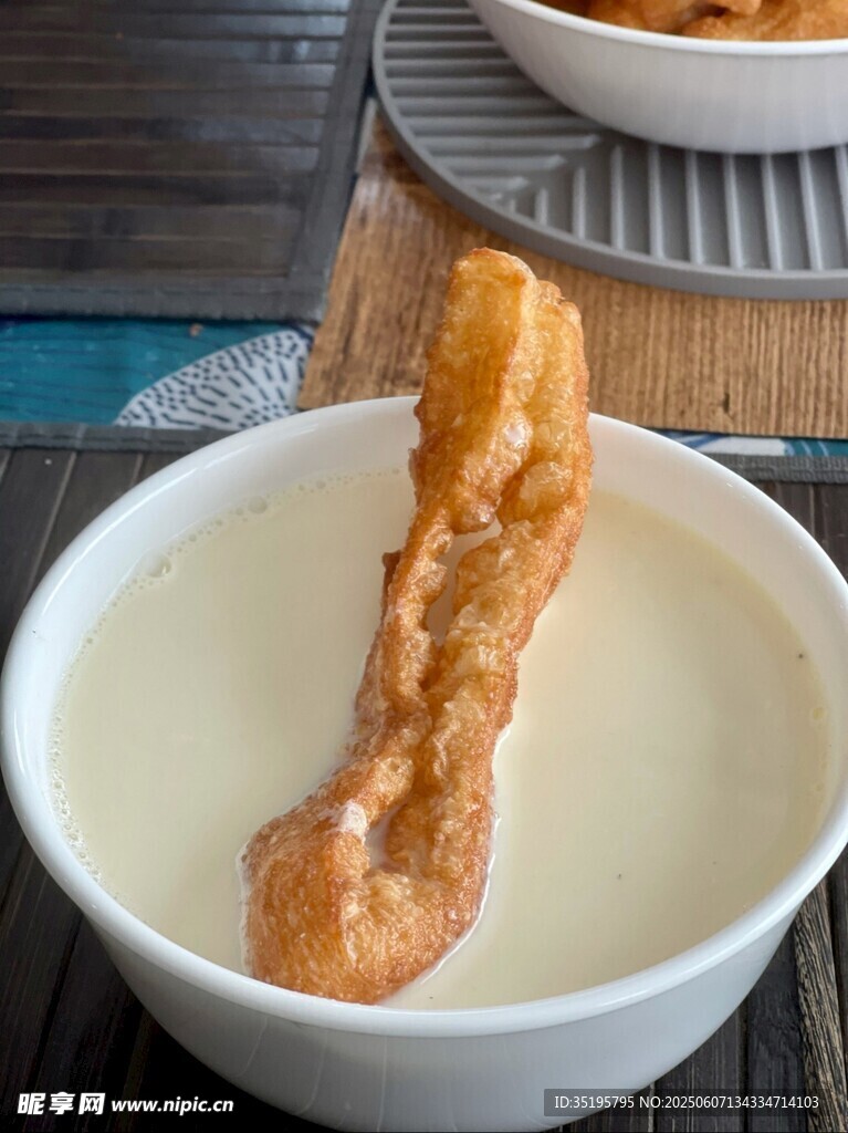 油条浸豆浆特写