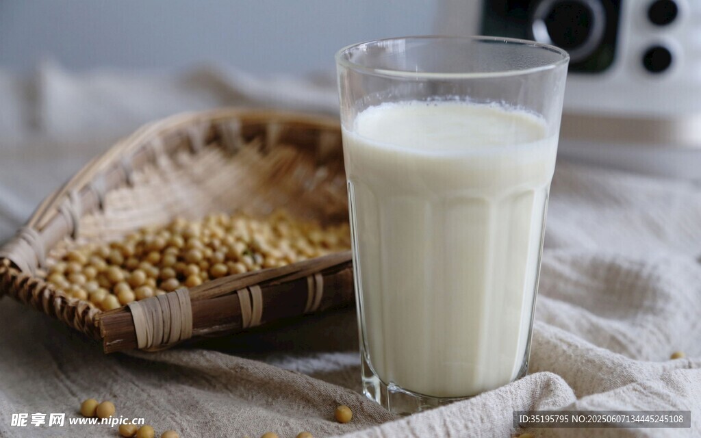一杯醇香豆浆与黄豆