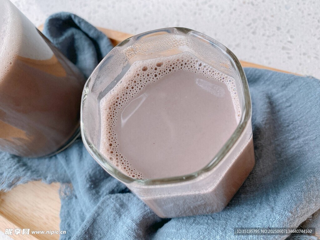 玻璃杯中的美味棕色饮品