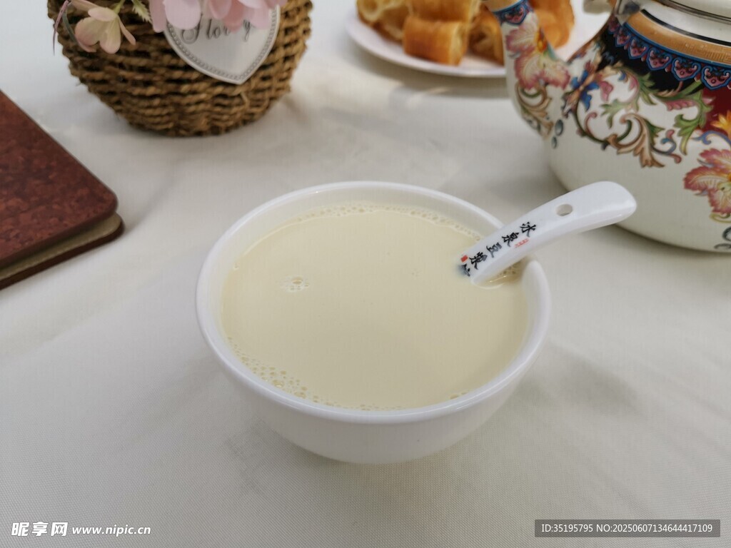 一碗香浓豆浆配精致茶点