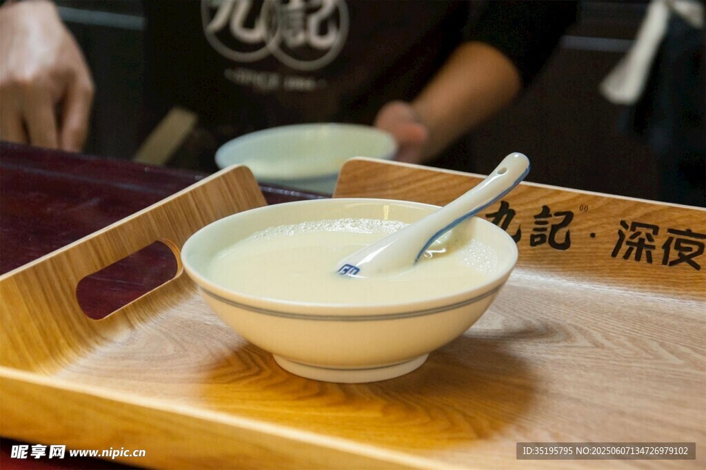 中式碗中盛着美味汤羹
