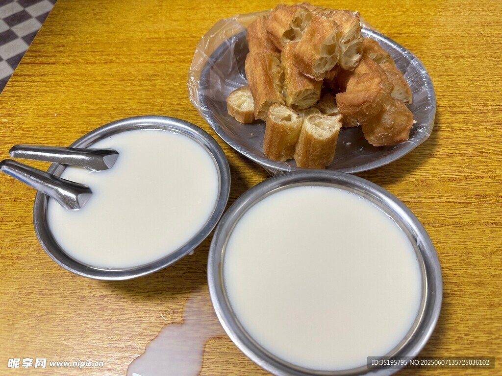 两碗豆浆配炸物小吃
