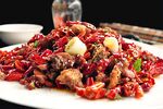 美味辣子鸡丁摆盘中