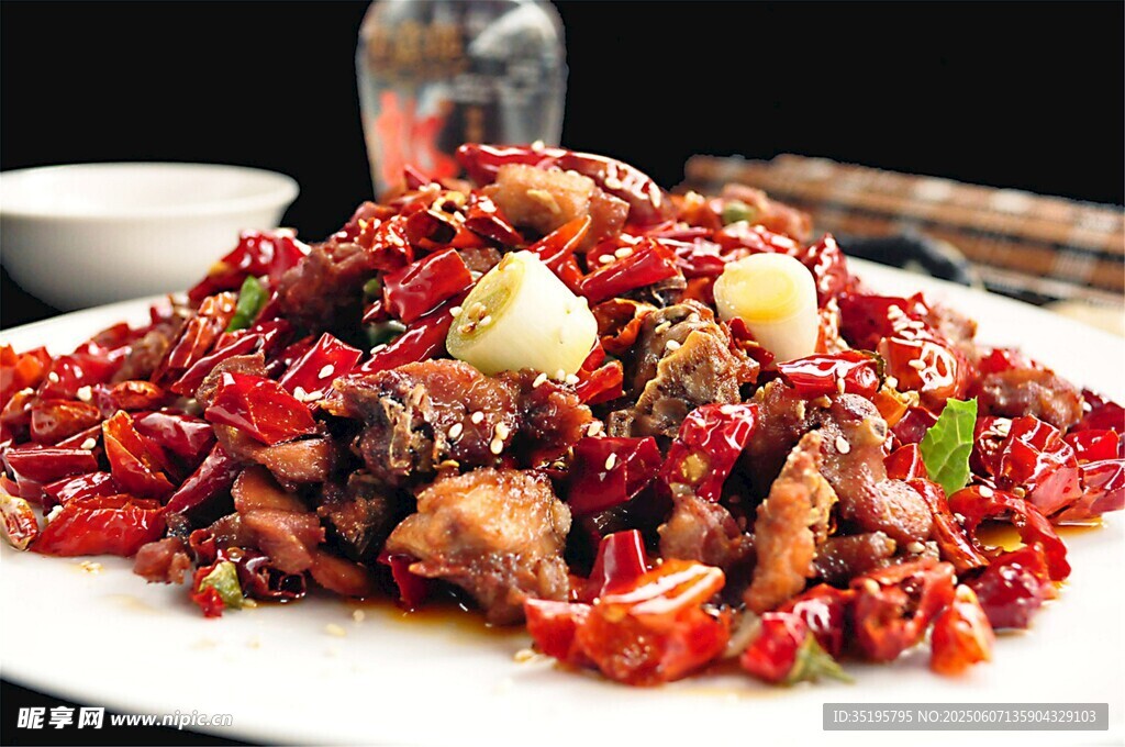美味辣子鸡丁摆盘中