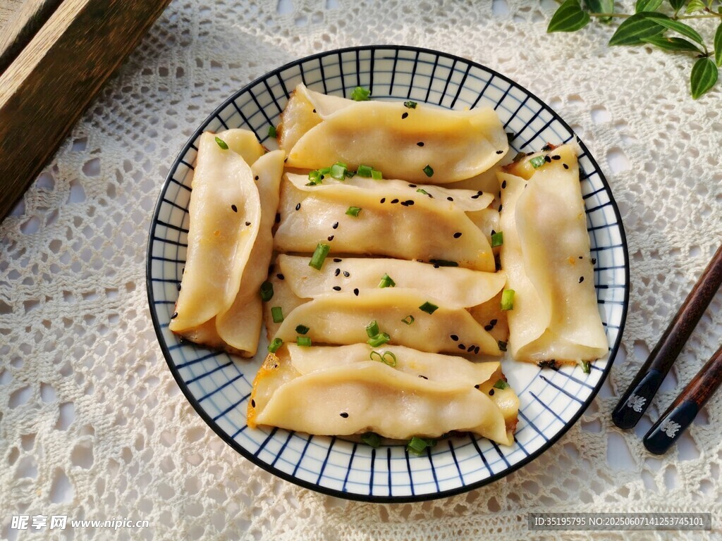 美味煎饺摆放在精致盘中