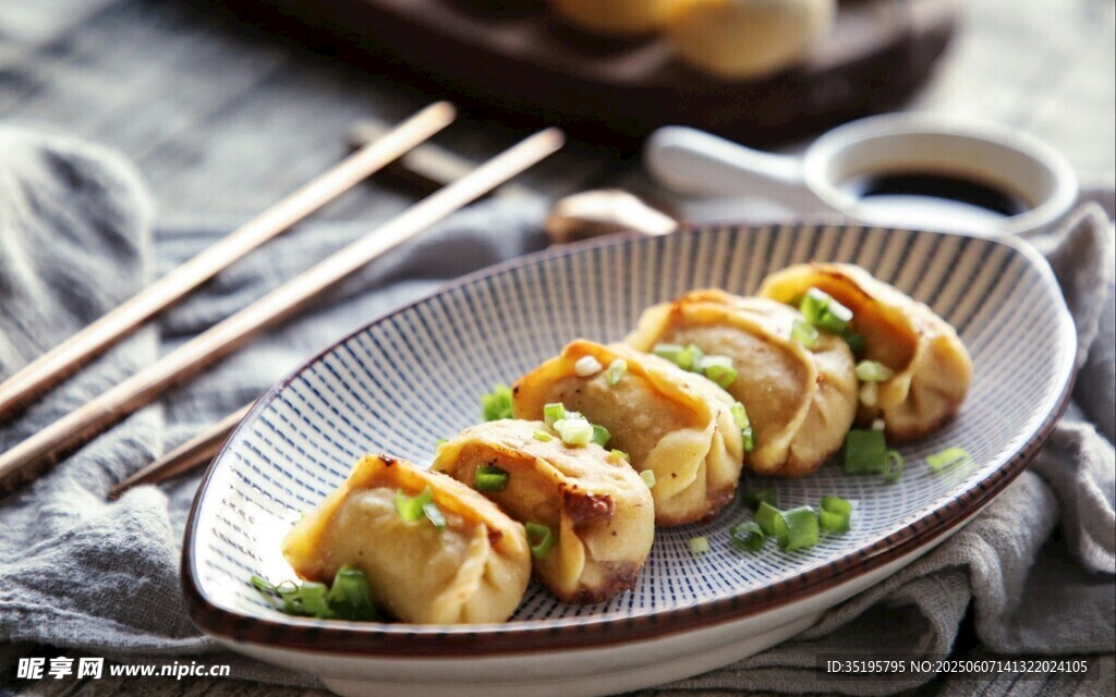 美味煎饺摆放在精致盘中