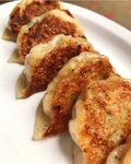 香酥煎饺摆盘中