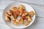香煎饺子摆于白盘