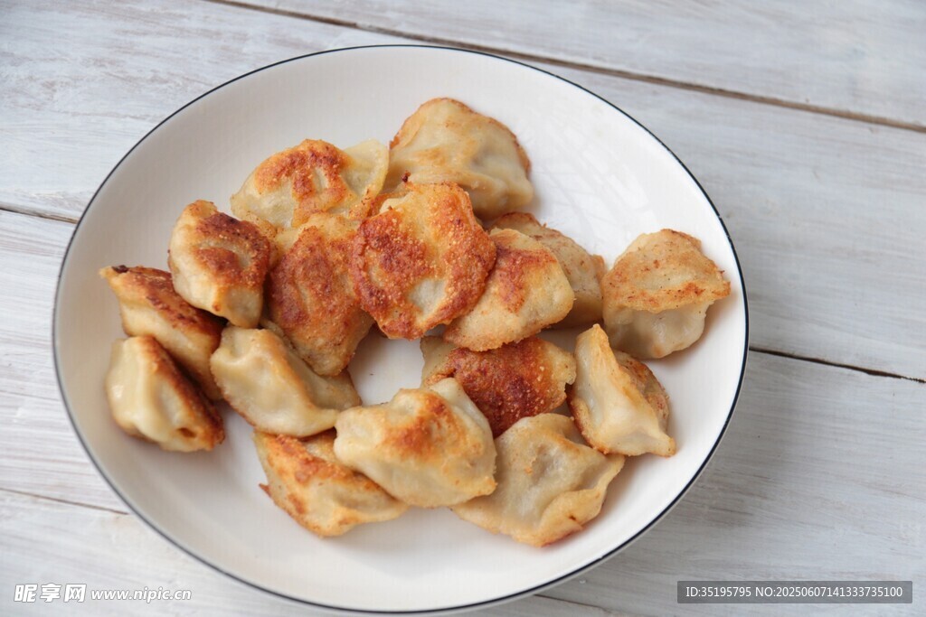 香煎饺子摆于白盘